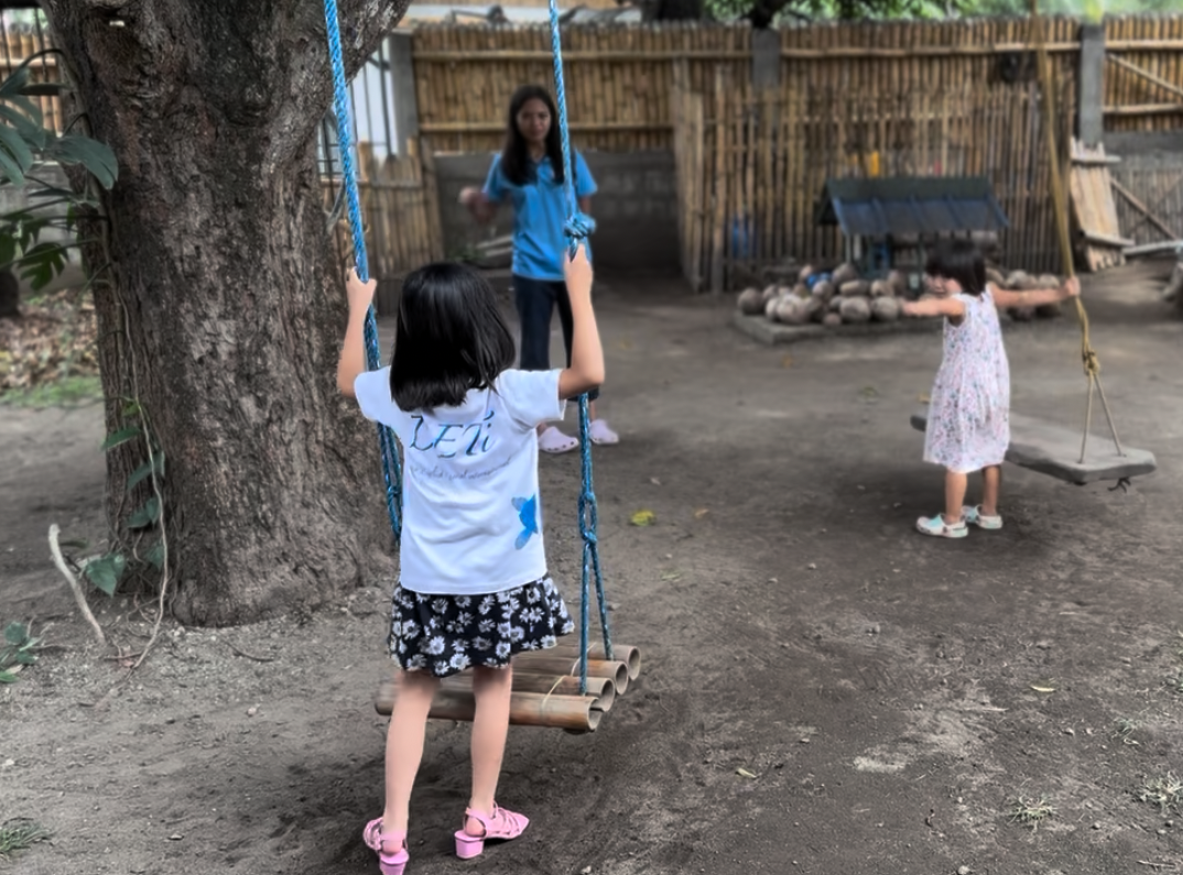 DETiで遊ぶ子どもたちと見守りスタッフ
