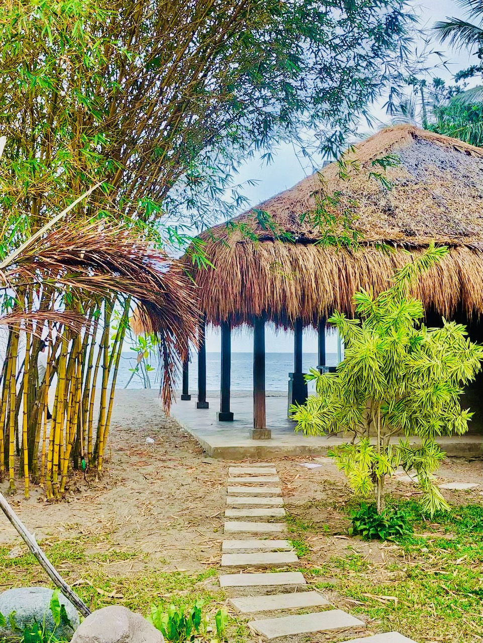 Brisa Beachside Retreat — テラス側面と海岸線